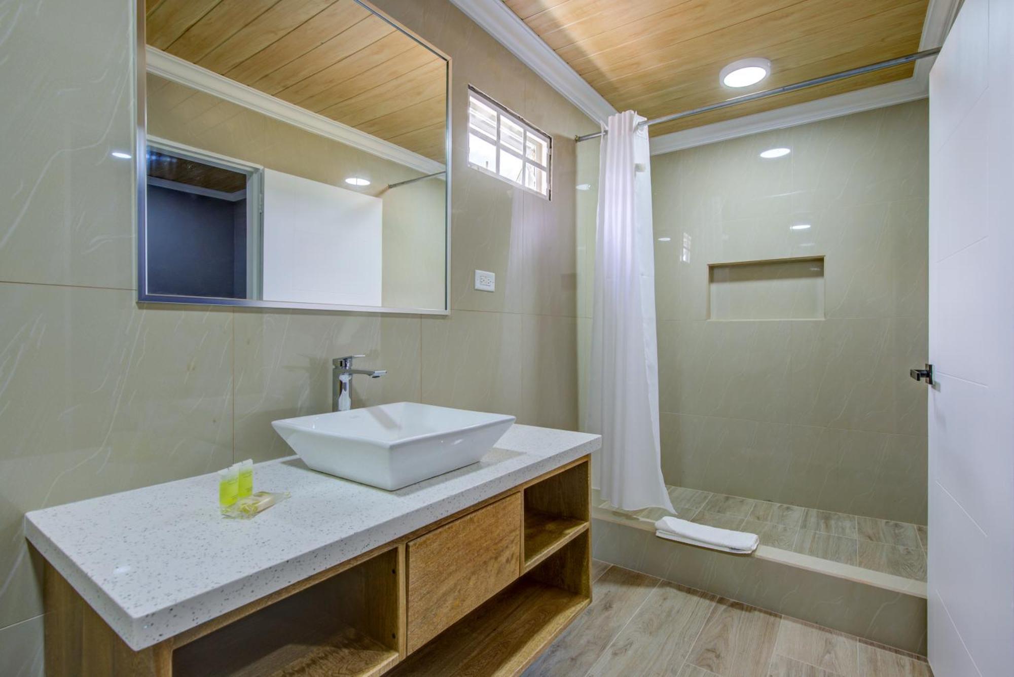 Airport Suites Hotel Piarco Dış mekan fotoğraf